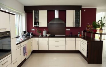 U-shaped-kitchen-wall-cabinet-with-the-combination-of-dark-wood-cabinet-and-burgundy-colored-wall-805x604